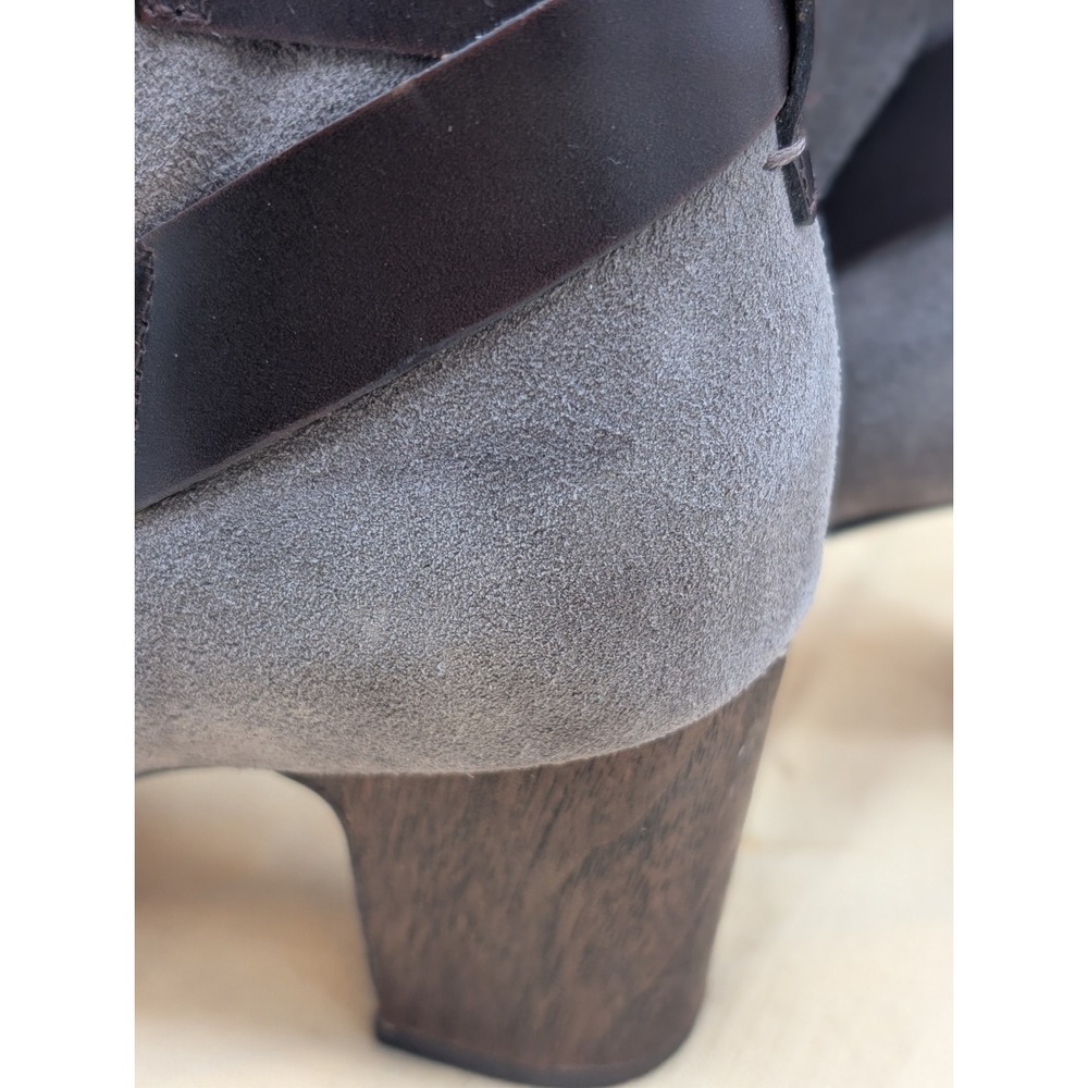 Clarks Spiced River Grey Suede Ankle Booties Block Heel Buckle Women's Size 8.5 - Picture 7 of 12